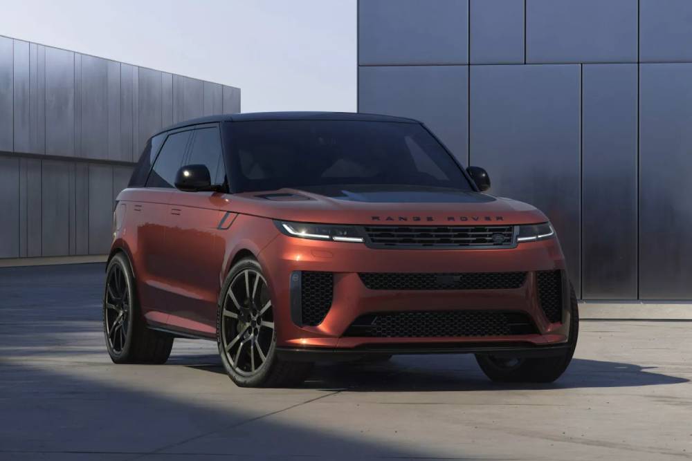 https://cdn.autogreeknews.gr/wp-content/uploads/2025/08/2026-Range-Rover-Sport-SV-Carbon-806-9-2048x1152-1.jpg