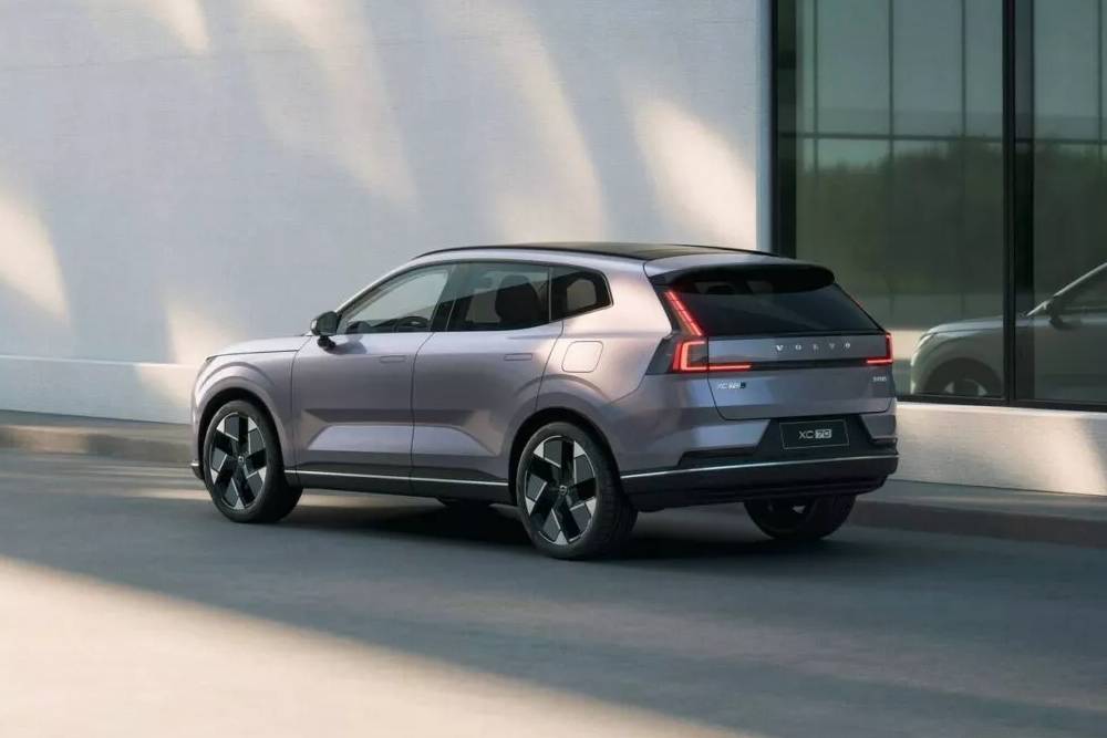 https://cdn.autogreeknews.gr/wp-content/uploads/2025/08/2026-Volvo-XC70-827-12-2048x1536-1.jpg