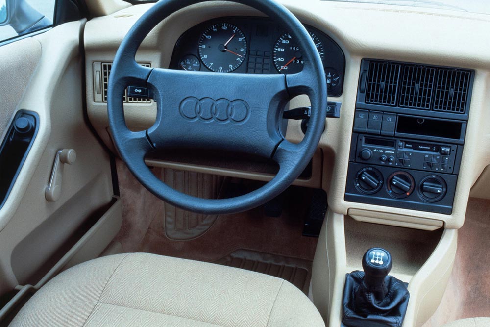 https://cdn.autogreeknews.gr/wp-content/uploads/2025/08/Audi-80-1986-dashboard.jpg