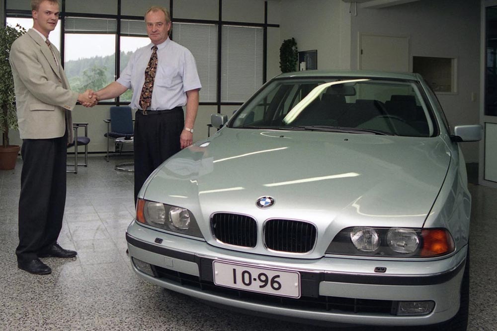 https://cdn.autogreeknews.gr/wp-content/uploads/2025/08/BMW-523i-E39-1m-km-1.jpg