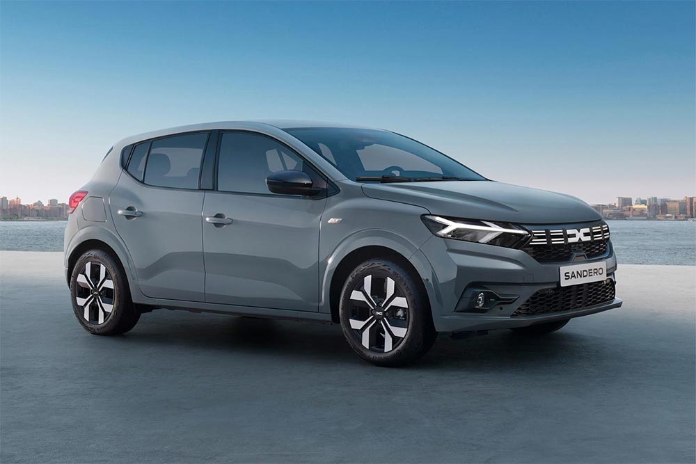 https://cdn.autogreeknews.gr/wp-content/uploads/2025/08/Dacia-Sandero-static.jpg