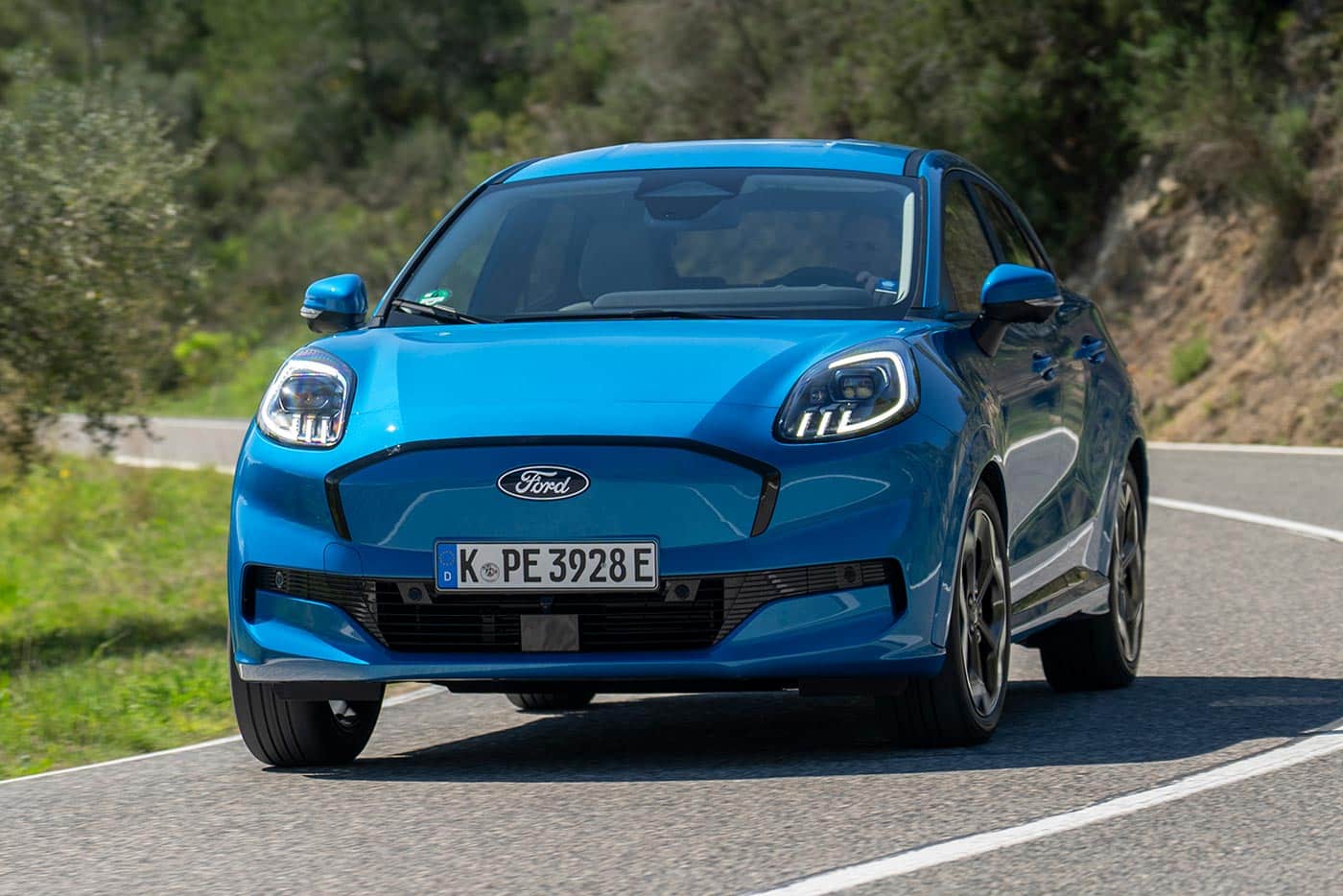 https://cdn.autogreeknews.gr/wp-content/uploads/2025/08/Ford-Puma_Gen-E_-Digital_Aqua_Blue_007.jpg