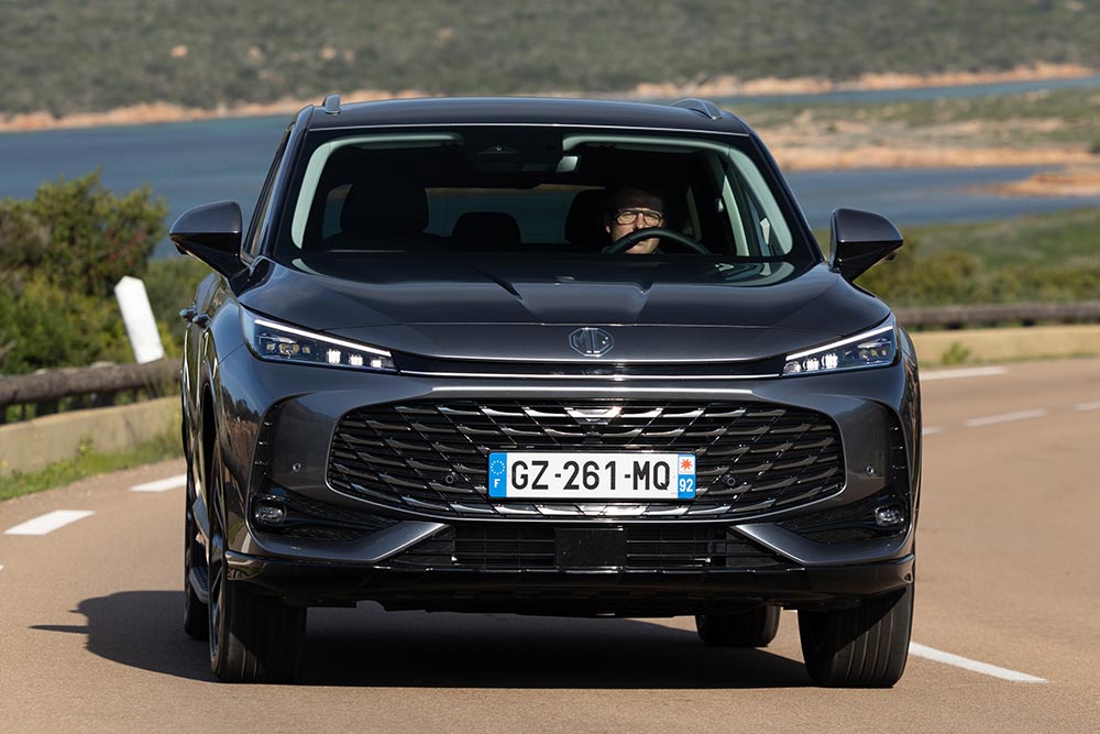 https://cdn.autogreeknews.gr/wp-content/uploads/2025/08/MG-HS-PHEV-3.jpg
