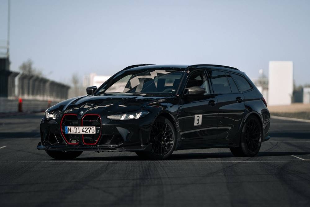https://cdn.autogreeknews.gr/wp-content/uploads/2025/08/P90612803_lowRes_the-first-ever-bmw-m-1.jpg