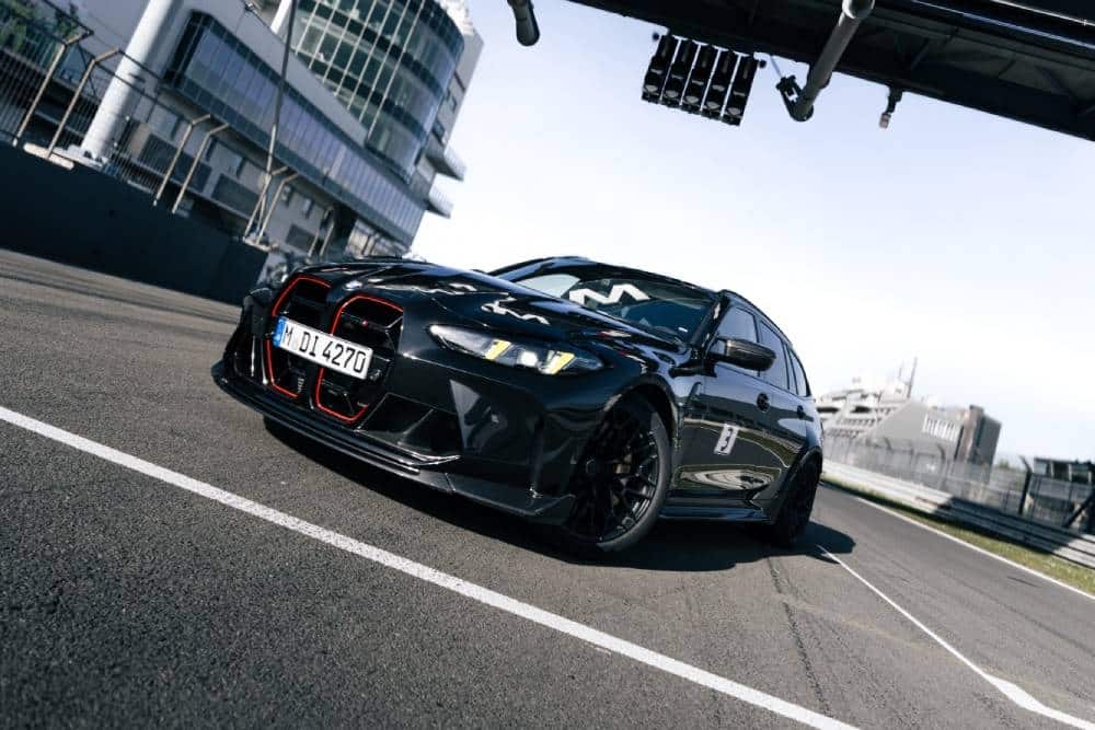 https://cdn.autogreeknews.gr/wp-content/uploads/2025/08/P90612805_lowRes_the-first-ever-bmw-m-1.jpg