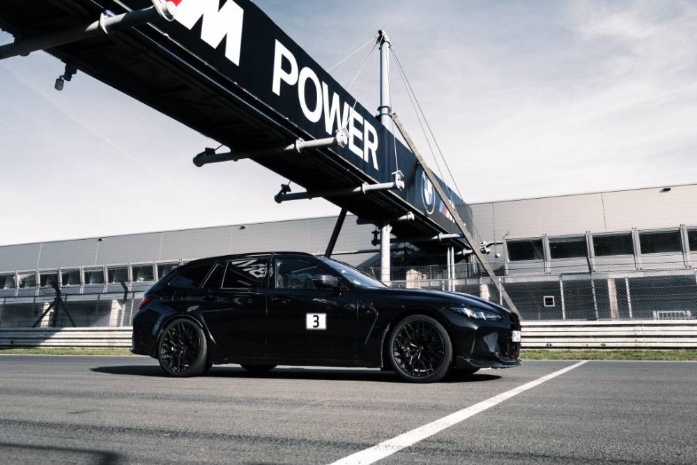 https://cdn.autogreeknews.gr/wp-content/uploads/2025/08/P90612806_lowRes_the-first-ever-bmw-m-1.jpg