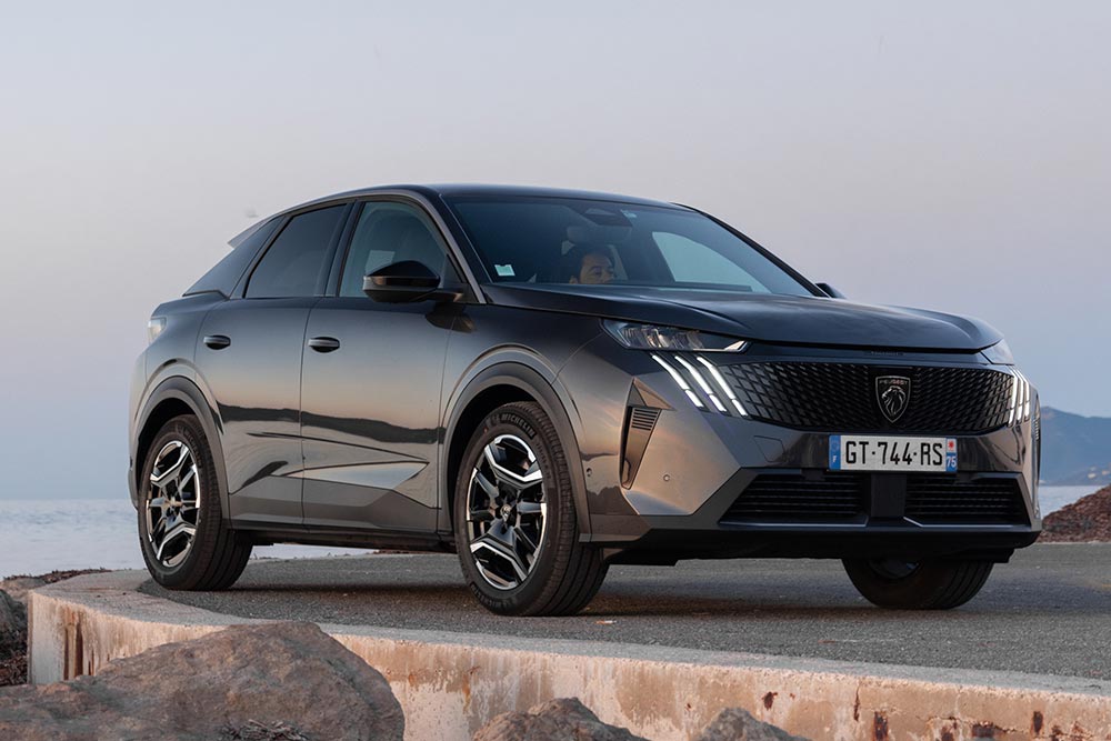 https://cdn.autogreeknews.gr/wp-content/uploads/2025/08/PEUGEOT-E-3008-ALLURE-Titan-Grau-2.jpg