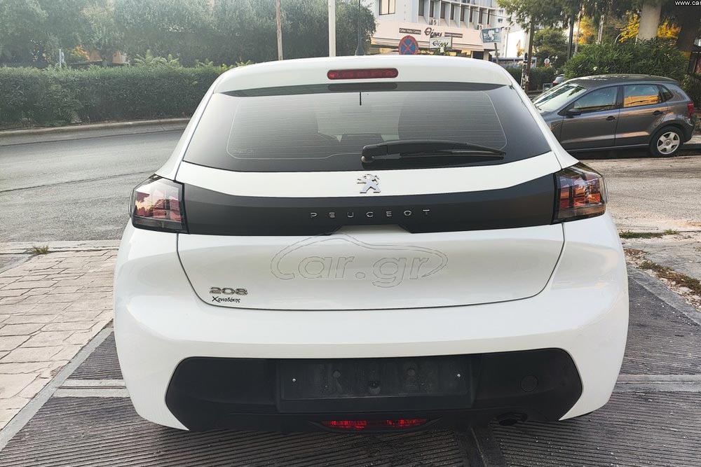 https://cdn.autogreeknews.gr/wp-content/uploads/2025/08/Peugeot-208-1.2-75-PS-2021-3.jpg