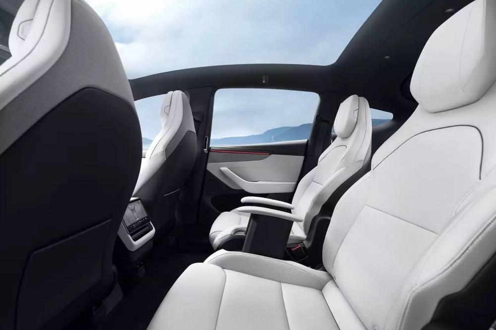 https://cdn.autogreeknews.gr/wp-content/uploads/2025/08/Tesla-Model-Y-L-819-1.jpg
