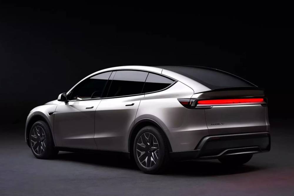 https://cdn.autogreeknews.gr/wp-content/uploads/2025/08/Tesla-Model-Y-L-819-11-2048x1192-1.jpg