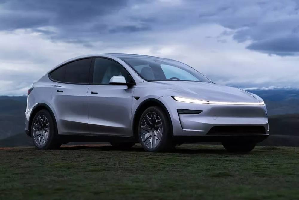 https://cdn.autogreeknews.gr/wp-content/uploads/2025/08/Tesla-Model-Y-L-819-21.jpg