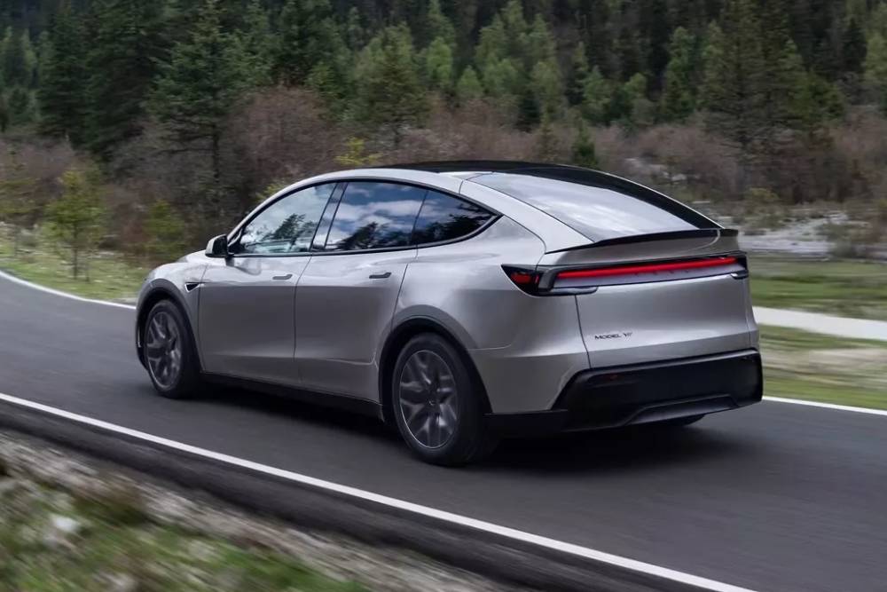 https://cdn.autogreeknews.gr/wp-content/uploads/2025/08/Tesla-Model-Y-L-819-24.jpg