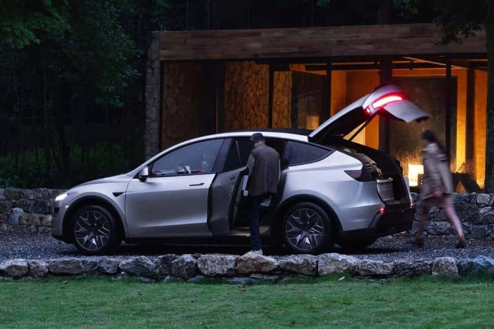https://cdn.autogreeknews.gr/wp-content/uploads/2025/08/Tesla-Model-Y-L-819-7.jpg