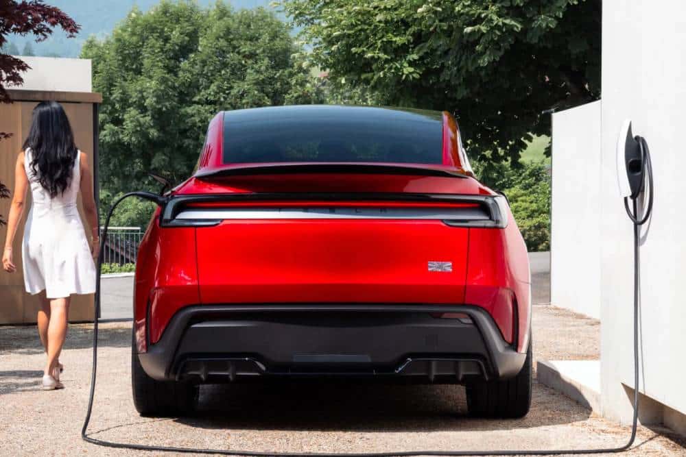 https://cdn.autogreeknews.gr/wp-content/uploads/2025/08/Tesla-Model-Y-Performance-3s-2048x1153-1.jpg