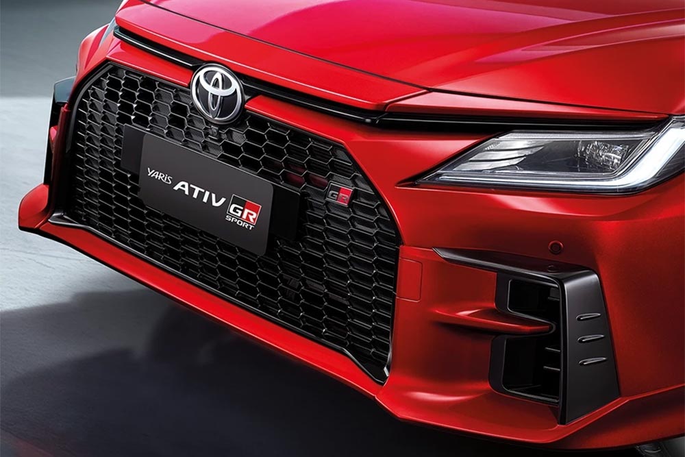 Νέο Toyota Yaris Hybrid GR Sport σε σεντάν