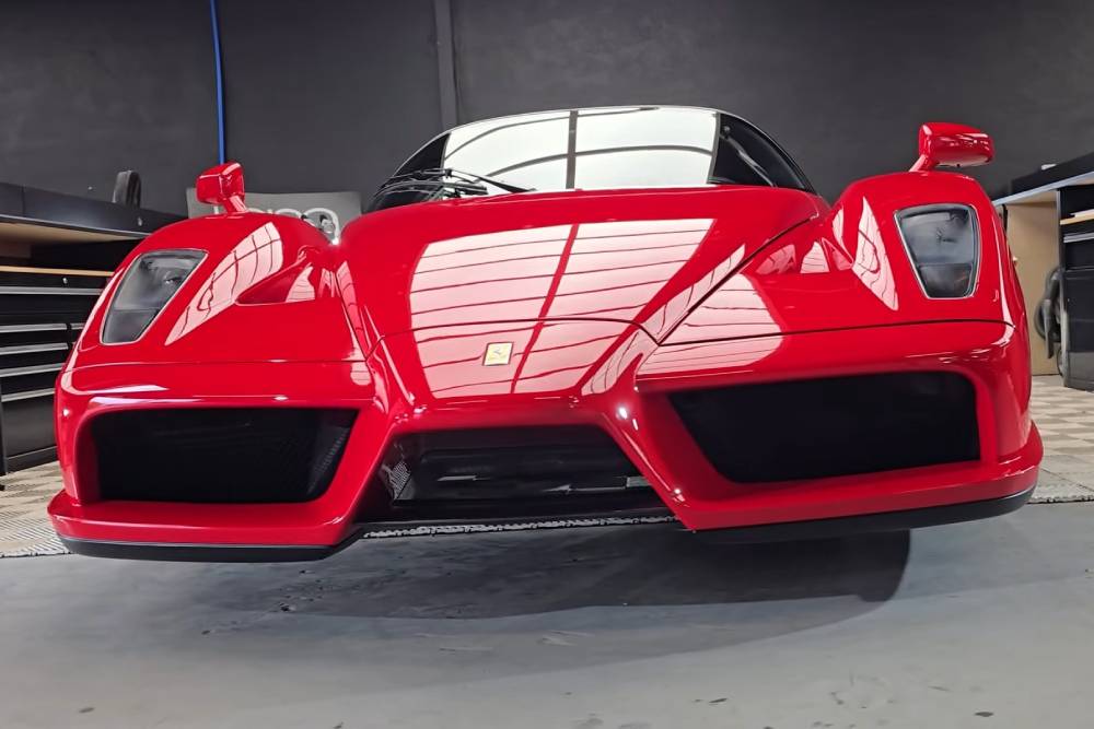 https://cdn.autogreeknews.gr/wp-content/uploads/2025/08/buffing-4m-1000-mile-ferrari-enzo-was-already-awes-1.jpg