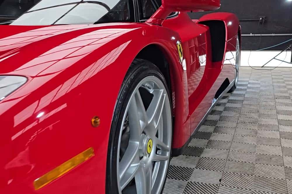 https://cdn.autogreeknews.gr/wp-content/uploads/2025/08/buffing-4m-1000-mile-ferrari-enzo-was-already-awes-4.jpg