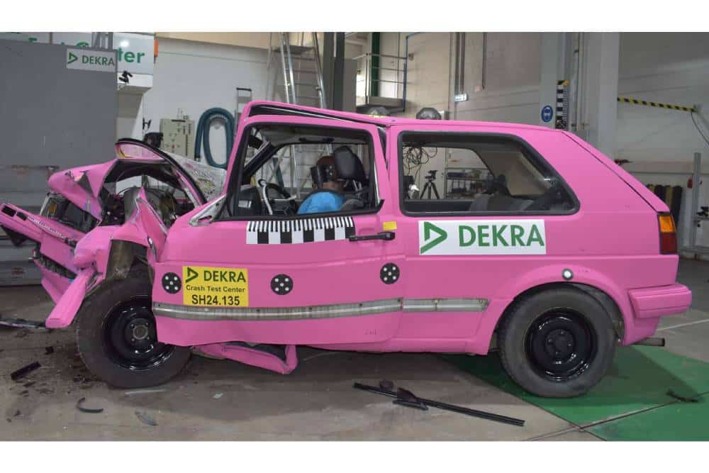 https://cdn.autogreeknews.gr/wp-content/uploads/2025/08/dekra-s-crash-test-of-a-second-generation-volkswag-1.jpg