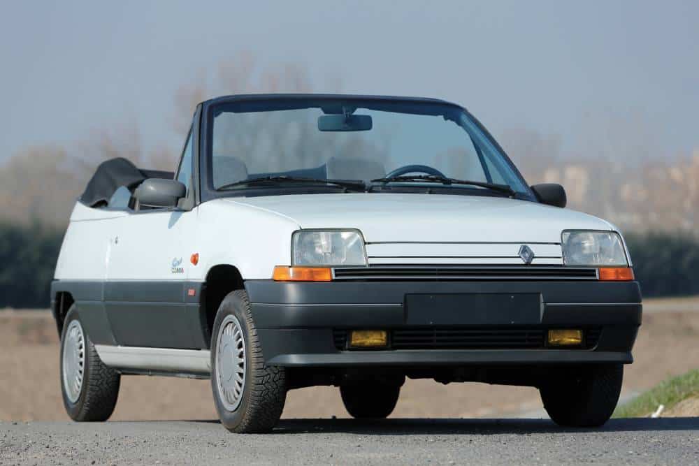 https://cdn.autogreeknews.gr/wp-content/uploads/2025/08/ebs_renault_5_gtr_cabriolet_2.jpg