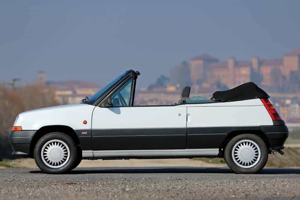 https://cdn.autogreeknews.gr/wp-content/uploads/2025/08/ebs_renault_5_gtr_cabriolet_7.jpg