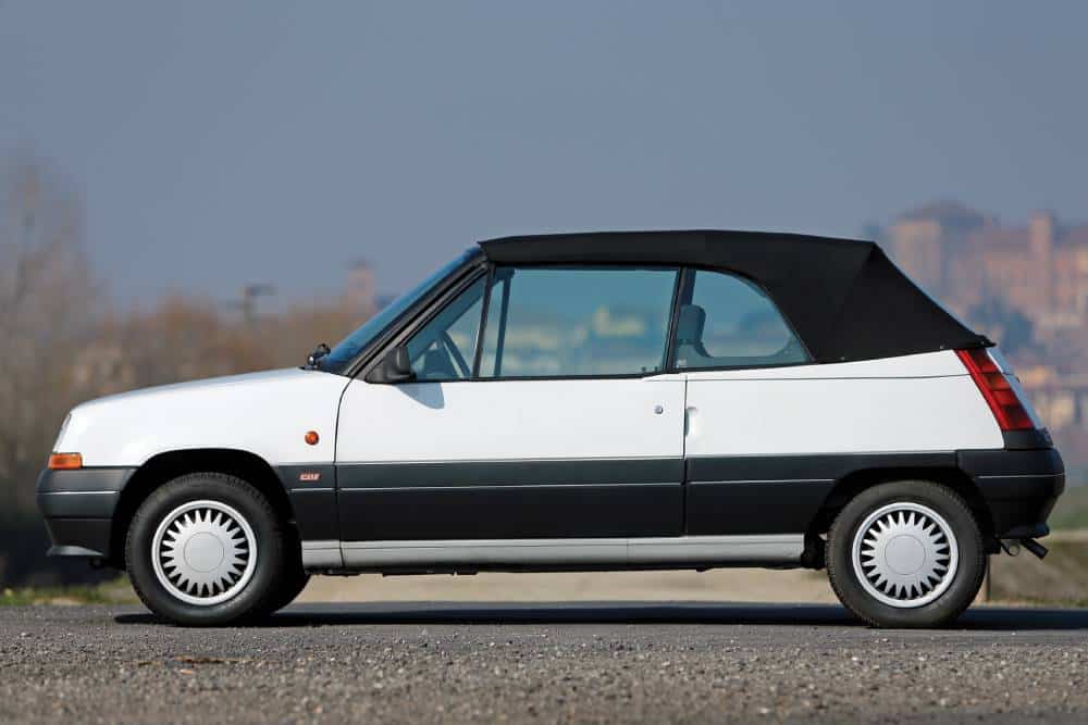 https://cdn.autogreeknews.gr/wp-content/uploads/2025/08/ebs_renault_5_gtr_cabriolet_99.jpg
