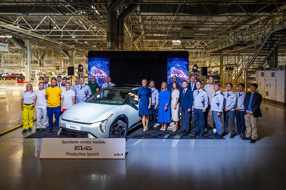https://cdn.autogreeknews.gr/wp-content/uploads/2025/08/kia-ev4-production-slovakia-3.jpg