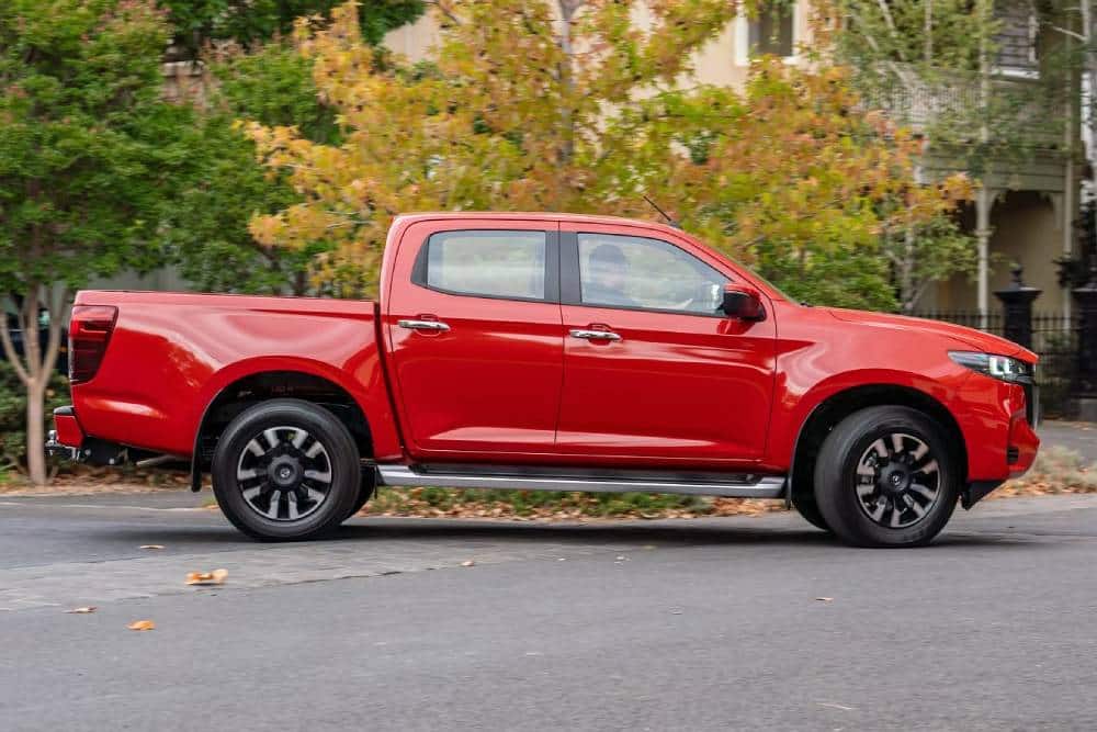 https://cdn.autogreeknews.gr/wp-content/uploads/2025/08/mazda-bt-50-no-ev-02.jpg