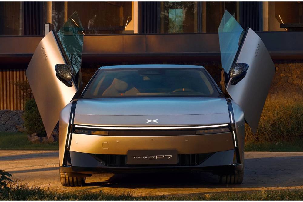 https://cdn.autogreeknews.gr/wp-content/uploads/2025/08/new-xpeng-p7-04.jpg
