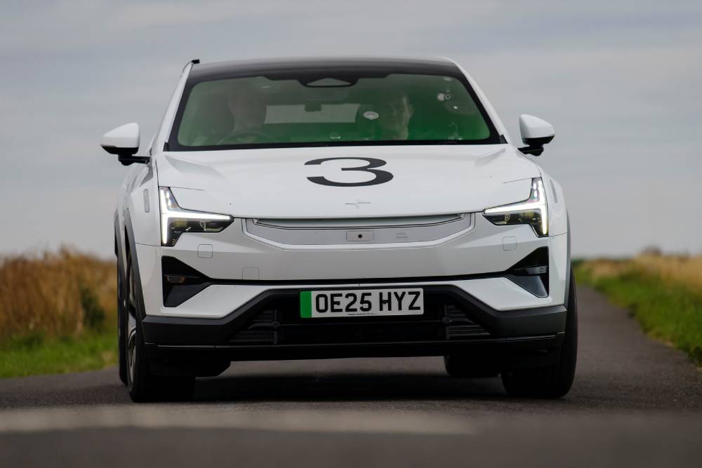 https://cdn.autogreeknews.gr/wp-content/uploads/2025/08/polestar-3-shreds-the-ev-range-anxiety-with-a-worl-8.jpg