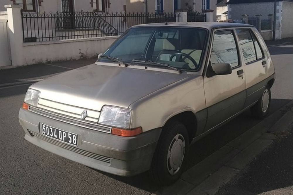 https://cdn.autogreeknews.gr/wp-content/uploads/2025/08/renault-5-gtr-2.jpg
