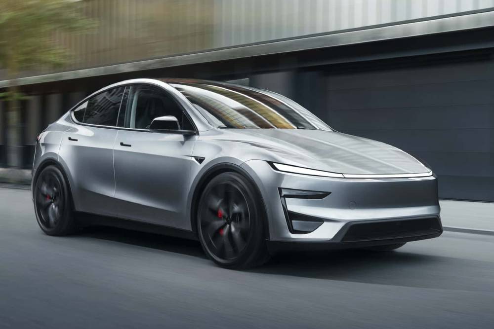 https://cdn.autogreeknews.gr/wp-content/uploads/2025/08/tesla-model-y-performance-2026-das-exterieur-2.jpg