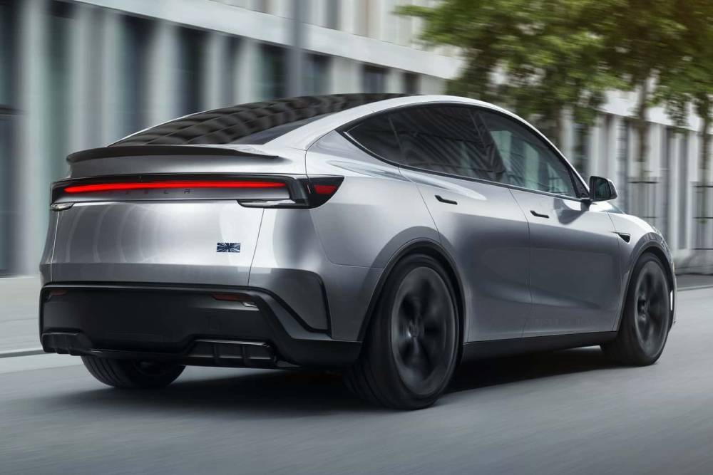 https://cdn.autogreeknews.gr/wp-content/uploads/2025/08/tesla-model-y-performance-2026-das-exterieur.jpg