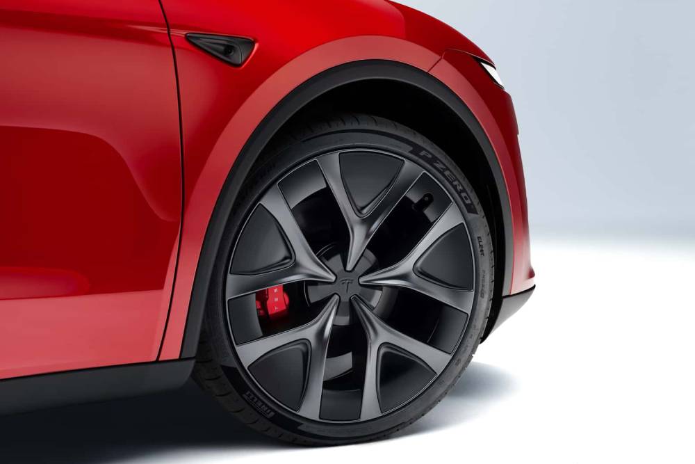 https://cdn.autogreeknews.gr/wp-content/uploads/2025/08/tesla-model-y-performance-2026-exterieur-detail-2.jpg