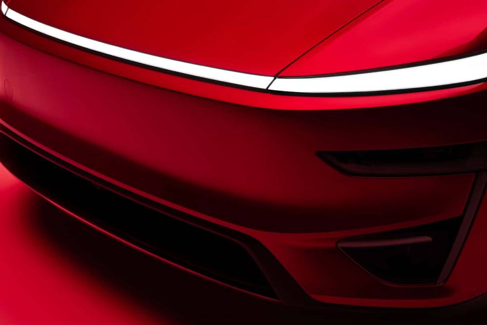 https://cdn.autogreeknews.gr/wp-content/uploads/2025/08/tesla-model-y-performance-2026-exterieur-detail.jpg