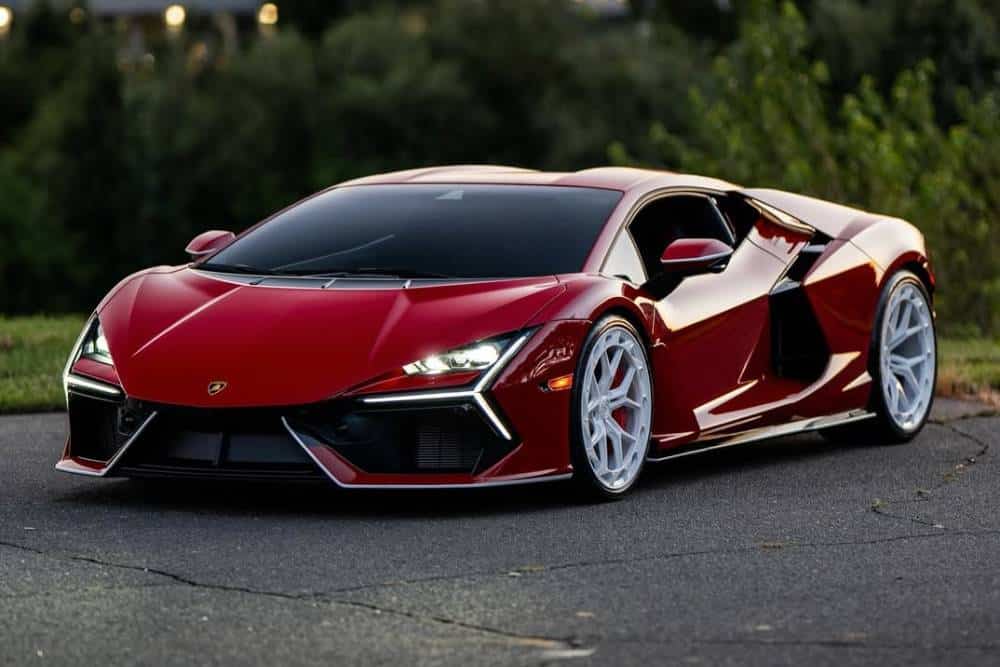 https://cdn.autogreeknews.gr/wp-content/uploads/2025/08/this-red-lamborghini-revuelto-on-new-wheels-is-wha-1.jpg