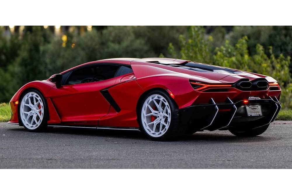 https://cdn.autogreeknews.gr/wp-content/uploads/2025/08/this-red-lamborghini-revuelto-on-new-wheels-is-wha-2.jpg