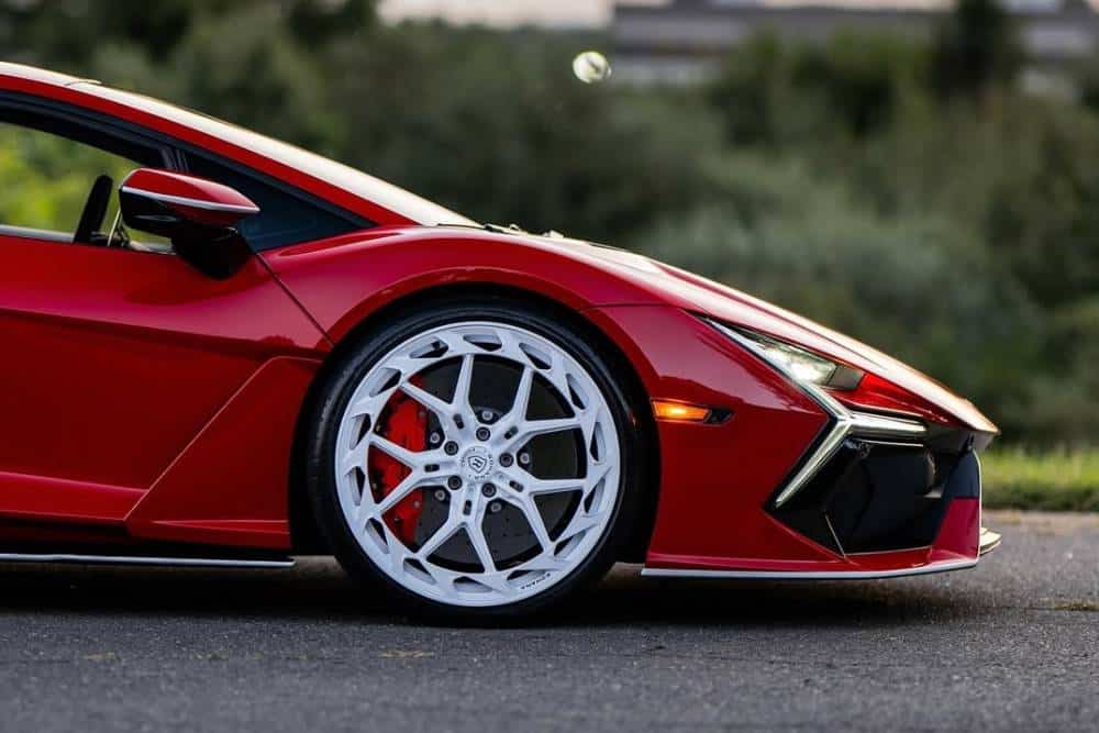https://cdn.autogreeknews.gr/wp-content/uploads/2025/08/this-red-lamborghini-revuelto-on-new-wheels-is-wha-3.jpg