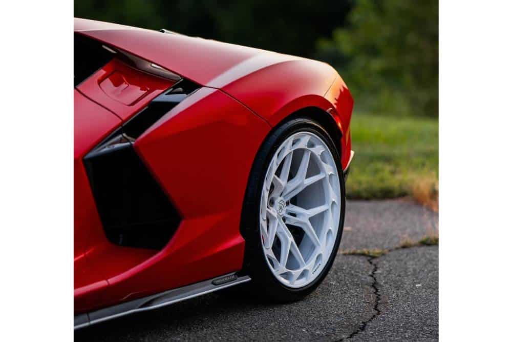 https://cdn.autogreeknews.gr/wp-content/uploads/2025/08/this-red-lamborghini-revuelto-on-new-wheels-is-wha-4.jpg