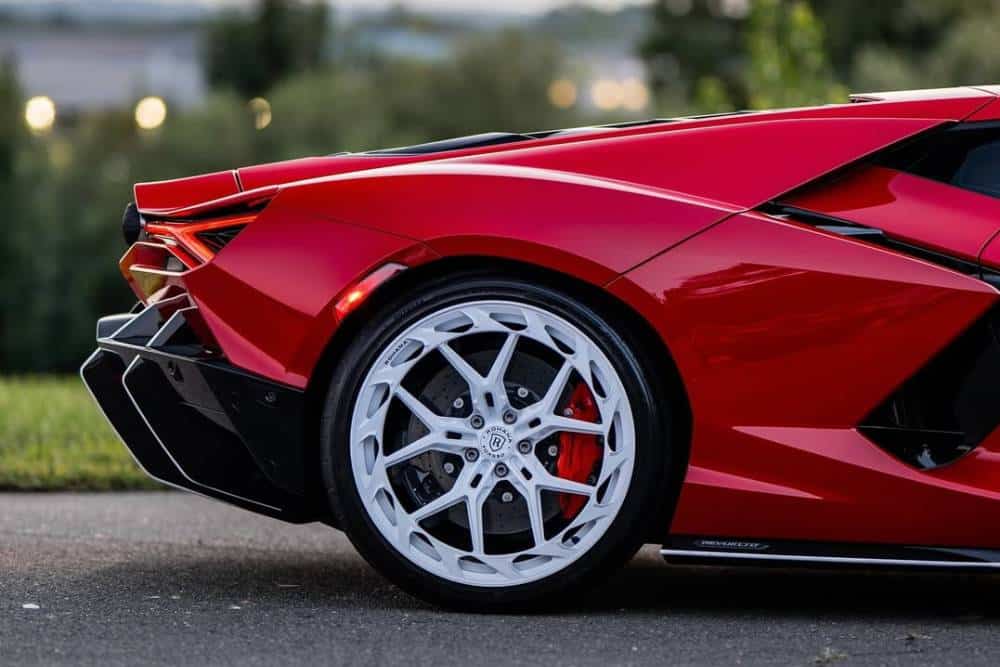 https://cdn.autogreeknews.gr/wp-content/uploads/2025/08/this-red-lamborghini-revuelto-on-new-wheels-is-wha-5.jpg