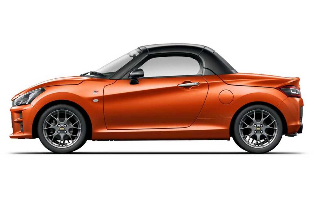 https://cdn.autogreeknews.gr/wp-content/uploads/2025/09/2020-daihatsu-copen-gr-sport-by-toyota-gazoo-racin-2.jpg