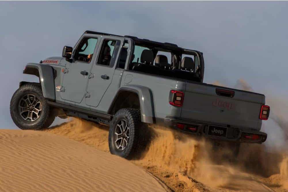 https://cdn.autogreeknews.gr/wp-content/uploads/2025/09/2024-jeep-gladiator-mojave-x-1.jpg