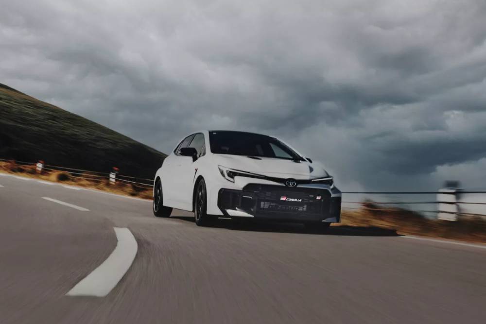 https://cdn.autogreeknews.gr/wp-content/uploads/2025/09/2026-Toyota-GR-Corolla-Japan-4-2048x1366-1.jpg