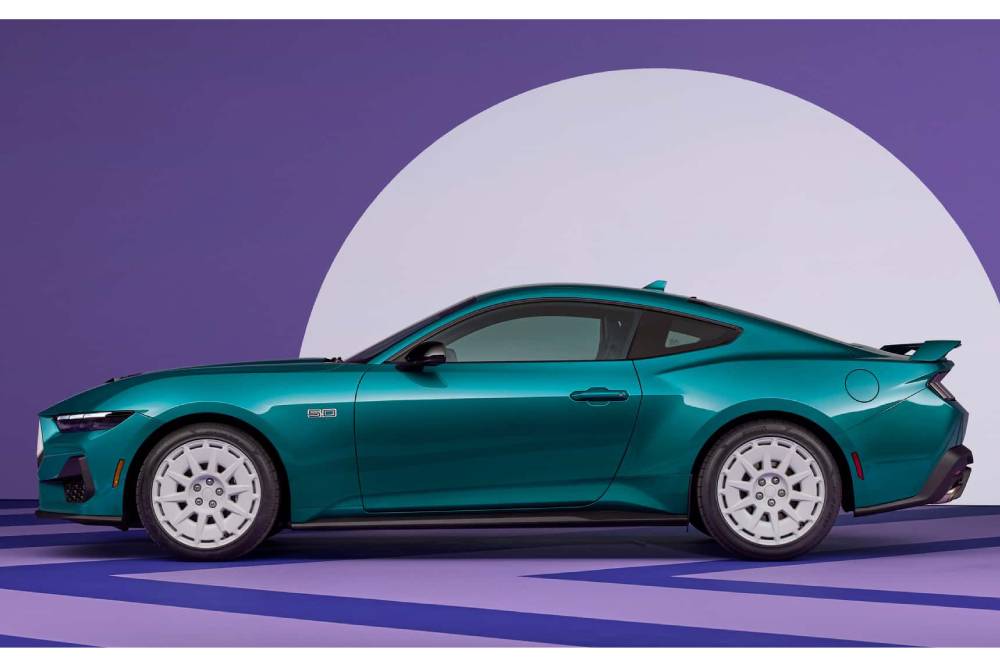 https://cdn.autogreeknews.gr/wp-content/uploads/2025/09/2026-ford-mustang-fx-package-2.jpg