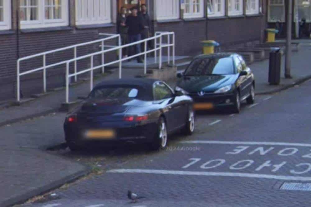 https://cdn.autogreeknews.gr/wp-content/uploads/2025/09/Abandoned-Porsche-911-Google-Maps-2-2048x1153-1.jpg