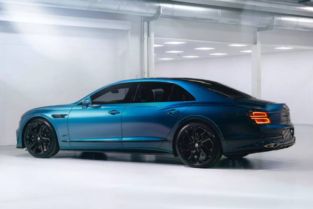 https://cdn.autogreeknews.gr/wp-content/uploads/2025/09/Bentley-Flying-Spur-ombre-918-2-2048x1366-1.jpg