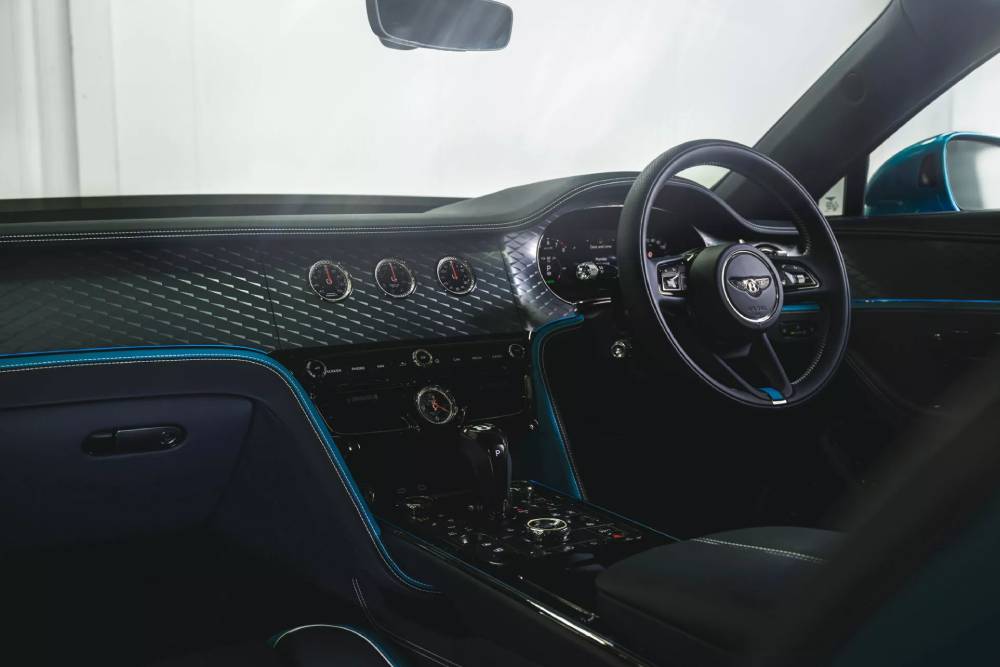 https://cdn.autogreeknews.gr/wp-content/uploads/2025/09/Bentley-Flying-Spur-ombre-918-5-2048x1366-1.jpg