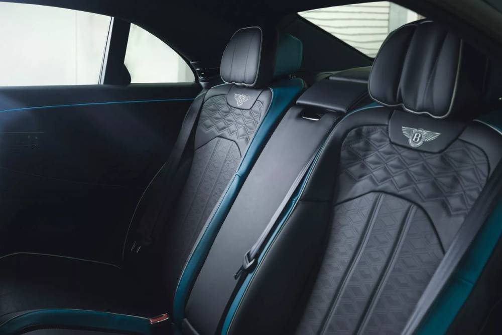 https://cdn.autogreeknews.gr/wp-content/uploads/2025/09/Bentley-Flying-Spur-ombre-918-6-2048x1366-1.jpg