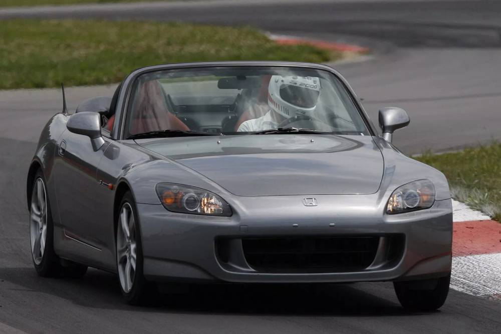 https://cdn.autogreeknews.gr/wp-content/uploads/2025/09/Honda-S2000-2008-HD-8ebd85cf1c026743a9448c70d1f4a0.jpg