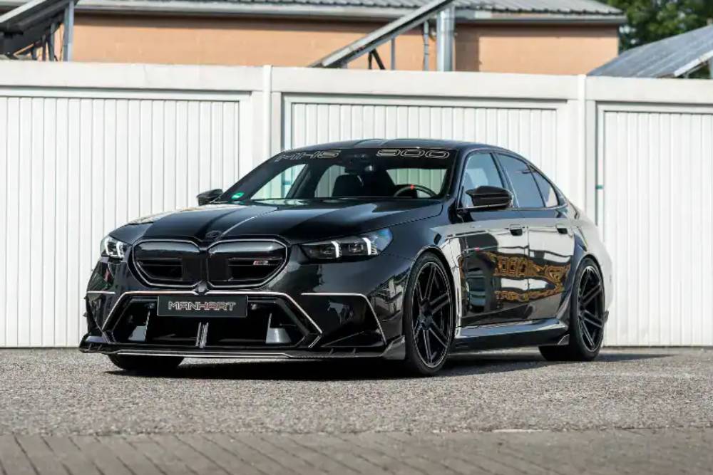 https://cdn.autogreeknews.gr/wp-content/uploads/2025/09/Manhart-Performance-MH5-900-E-Schwarz-3.jpg