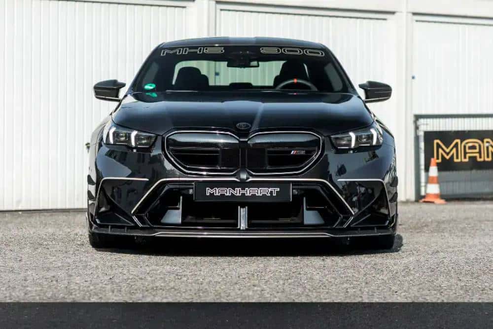 https://cdn.autogreeknews.gr/wp-content/uploads/2025/09/Manhart-Performance-MH5-900-E-Schwarz-4.jpg